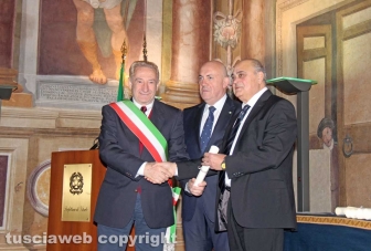 La consegna delle onorificenze a palazzo dei Priori