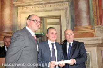 La consegna delle onorificenze a palazzo dei Priori