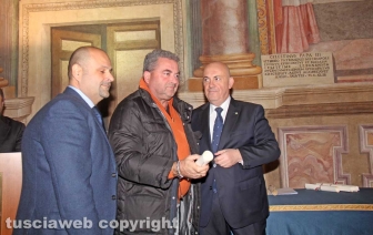 La consegna delle onorificenze a palazzo dei Priori