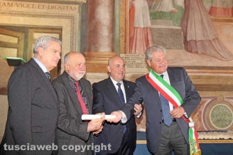 La consegna delle onorificenze a palazzo dei Priori