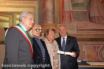 La consegna delle onorificenze a palazzo dei Priori