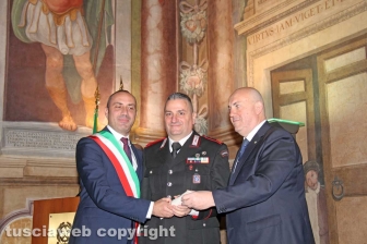 La consegna delle onorificenze a palazzo dei Priori