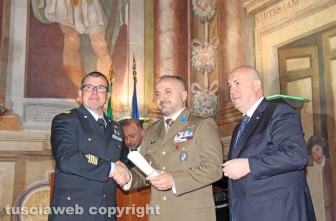 La consegna delle onorificenze a palazzo dei Priori