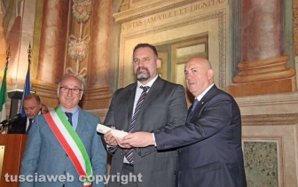La consegna delle onorificenze a palazzo dei Priori