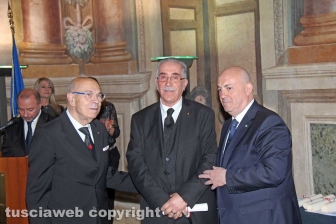 La consegna delle onorificenze a palazzo dei Priori