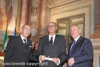 La consegna delle onorificenze a palazzo dei Priori