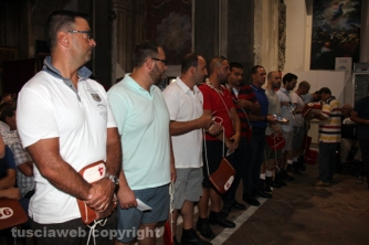 La consegna di ciuffi e spallette