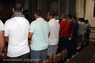 La consegna di ciuffi e spallette