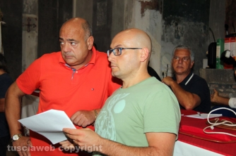 La consegna di ciuffi e spallette