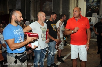 La consegna di ciuffi e spallette