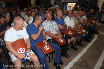 La consegna di ciuffi e spallette