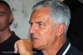 La consegna di ciuffi e spallette