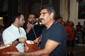 La consegna di ciuffi e spallette