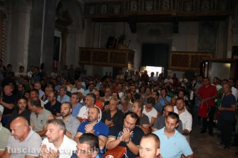 La consegna di ciuffi e spallette