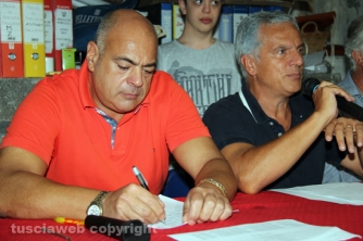 La consegna di ciuffi e spallette