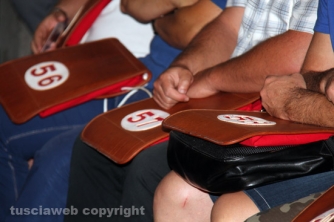 La consegna di ciuffi e spallette