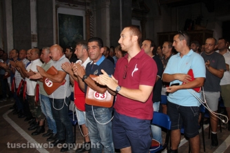 La consegna di ciuffi e spallette