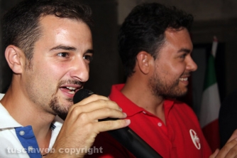 La consegna di ciuffi e spallette