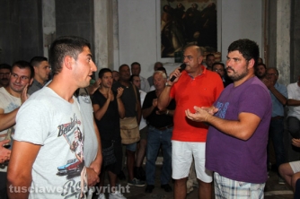 La consegna di ciuffi e spallette