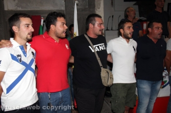 La consegna di ciuffi e spallette