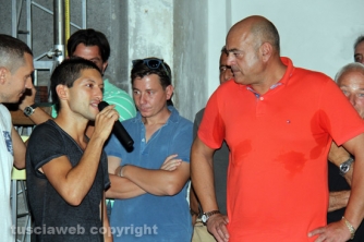 La consegna di ciuffi e spallette