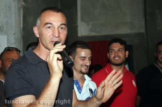 La consegna di ciuffi e spallette