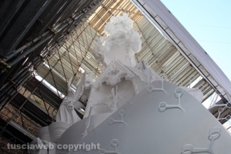 La consegna di ciuffi e spallette