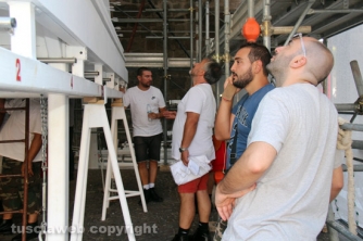 La consegna di ciuffi e spallette