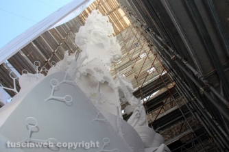 La consegna di ciuffi e spallette