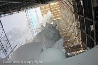 La consegna di ciuffi e spallette