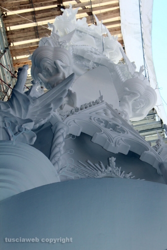 La consegna di ciuffi e spallette