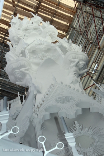 La consegna di ciuffi e spallette