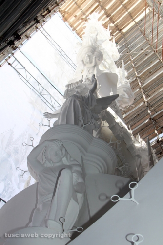 La consegna di ciuffi e spallette