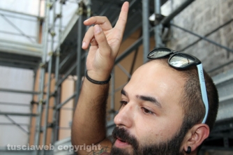 La consegna di ciuffi e spallette