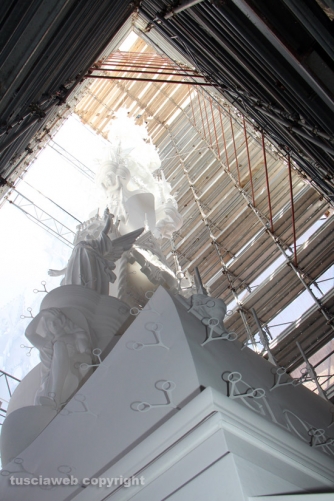 La consegna di ciuffi e spallette