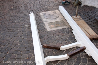 La consegna di ciuffi e spallette