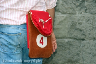 La consegna di ciuffi e spallette