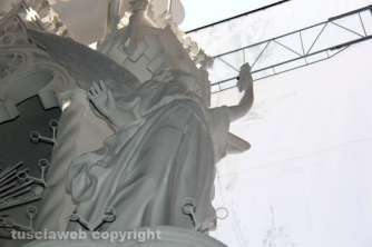 La consegna di ciuffi e spallette