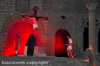 Viterbo - Piazza San Lorenzo - La crocifissione di Cristo