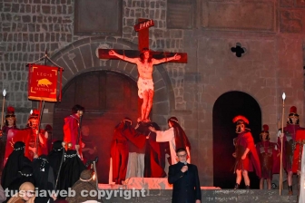 Viterbo - Piazza San Lorenzo - La crocifissione di Cristo