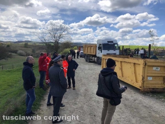 Farnese - Al via la demolizione del capannone abusivo a Poggio del Cerro