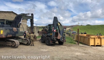 Farnese - Al via le operazioni di demolizione del capannone abusivo a Poggio del Cerro