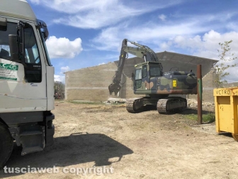 Farnese - Al via la demolizione del capannone abusivo a Poggio del Cerro