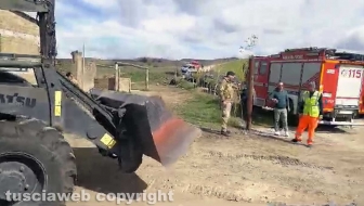Farnese - Al via le operazioni di demolizione del capannone abusivo a Poggio del Cerro