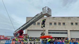 La dimostrazione dei Vigili del fuoco per la festa di Santa Barbara