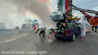 La dimostrazione dei Vigili del fuoco per la festa di Santa Barbara