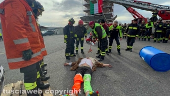 La dimostrazione dei Vigili del fuoco per la festa di Santa Barbara