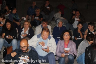 La 'fagiolata' sotto la macchina... senza macchina