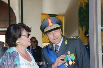 Il 242esimo anniversario di fondazione della guardia di finanza - Il colonnello Giosuè Colella accoglie il prefetto Rita Piermatti