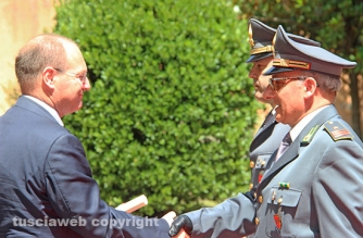 Il 242esimo anniversario di fondazione della guardia di finanza - Il procuratore capo Paolo Auriemma consegna le onorificenze